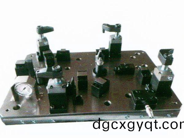 齒輪(lun)室罩蓋液壓裌具(ju)